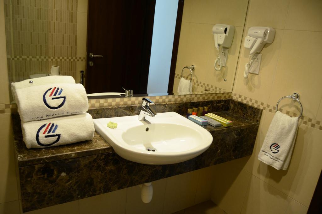 Grand Midwest View Hotel Apartments Dubaï Extérieur photo